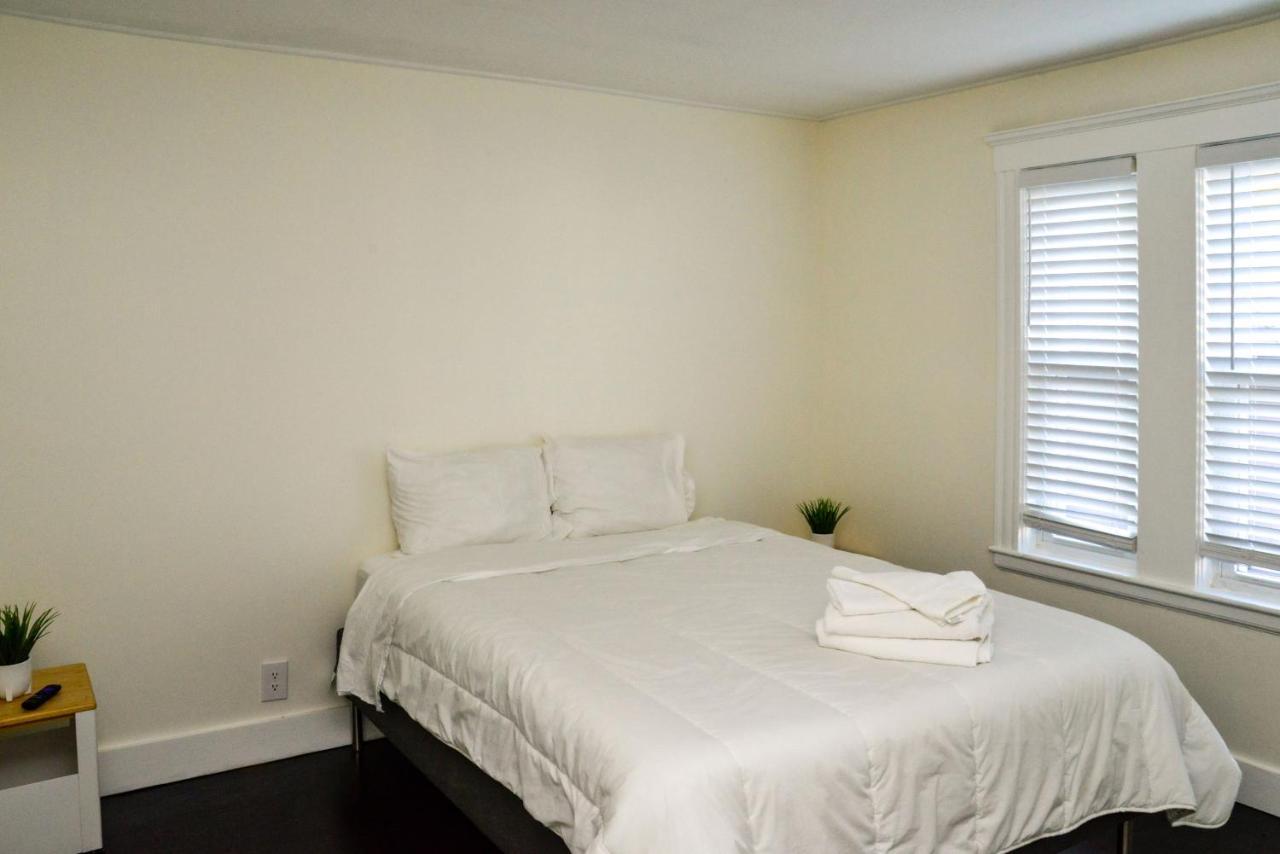 Modern Two Bedroom Condo - Boston Stoneham エクステリア 写真