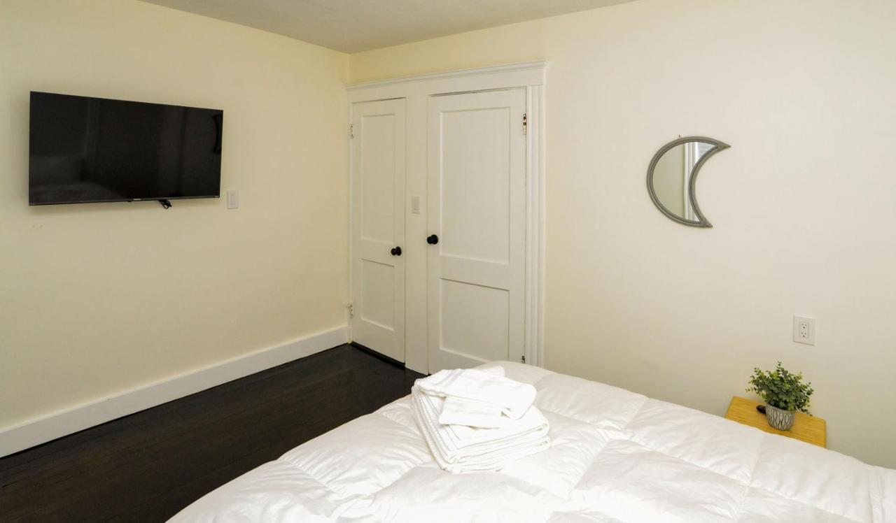 Modern Two Bedroom Condo - Boston Stoneham エクステリア 写真